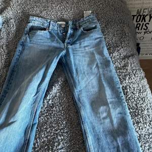 Säljer mina mörkblå zara midwaist straight jeans i storlek 36. Är i bra skick!❤️