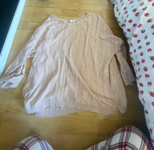 Tröja/kofta från Noa Noa - Tröja från Noa Noa i storlek L. Aldrig använd, bara testat. Säljer då den inte är i min storlek och aldrig användes. Jag skulle säga att färgen e rosa men lite beige samtidigt 