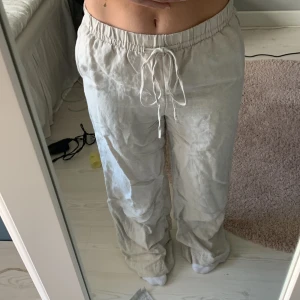 Linnebyxor!! - Linnebyxor som går att ha som lowwaist, midwaist och highwaist. Ungefär 10cm för långa för mig som är 158, så dom passar för dig som är lite längre. Inte använts många gånger. 