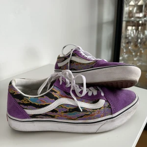 Vans - Säljer dessa supercoola Vans pga ingen användning av de. De är använda ett par gånger men är i fint skick! Köpta förra året för 699kr🔥💜 Skriv för bättre bilder🥰