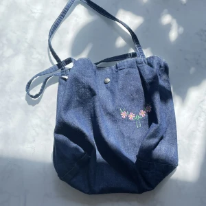 Liten jeansväska - Liten jeansväska med brodering!🌸🌸