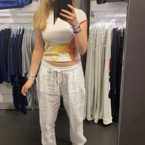 Topp - Säljer denna topp från S.Oliver köpt second hand, supersnygg i sommar med fina detaljer!!❤️ använd 2 gånger så den är lite för liten för mig