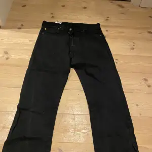 Svarta Levis jeans knappt använda Raka