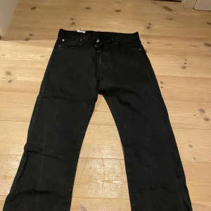 Svarta jeans - Svarta Levis jeans knappt använda Raka