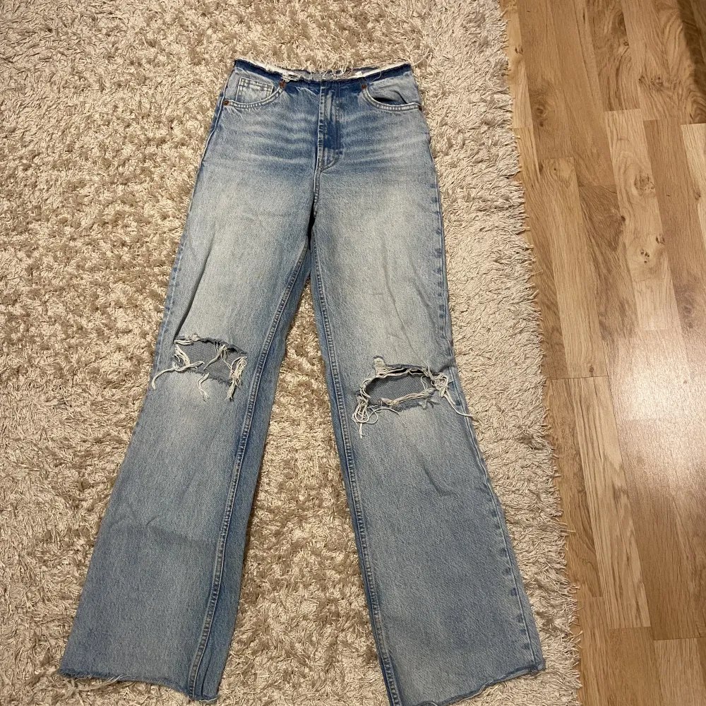 Zara jeans med hål på knöna och bortsprättad linning se andra bilden för att se tydligare . Jeans & Byxor.