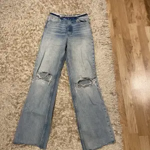 Zara jeans med hål på knöna och bortsprättad linning se andra bilden för att se tydligare 