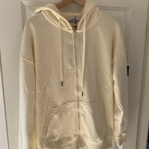 Stone Island hoodie - Helt ny Stone island zip hoodie både tags och påse finns kvar. Aldrig använd. Skick 10/10