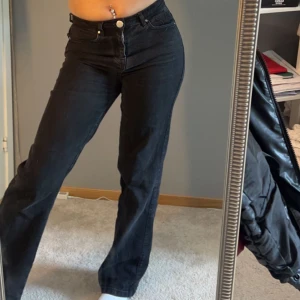 Svarta Jeans - Intressekoll!!! Superfina svarta jeans från madlady. Gör en intressekoll då jag knappt använder dessa längre. 