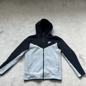 Nike tech fleece - Hej säljer nu min tech fleece då den sällan kommer till användning. Använd fåtal gånger och är som ny. 