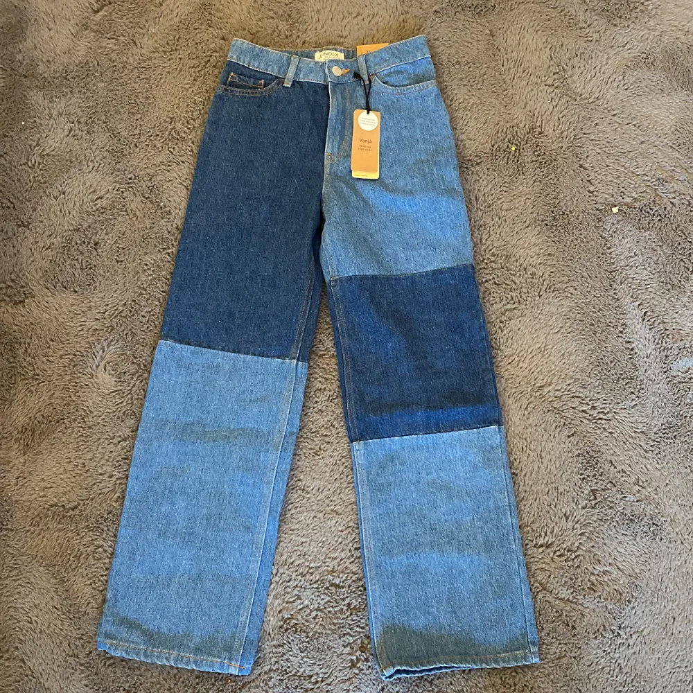 Midwaist, wide leg vanja jeans, helt oanvända. Justerbar midja. Pris kan diskuteras ❤️. Jeans & Byxor.