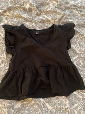 Blus - Säljer denna söta topp från shein, köpt förra året men aldrig använd💓den är ganska tjock i materialet! skriv om ni har några frågor💞