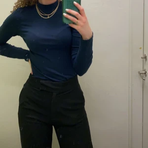 Kostymbyxor - Supersnygga kostymbyxor från hm i storlek S. Passar mig som är lång oxå🥰 dessa är väl använda men är ändå i bra skick 