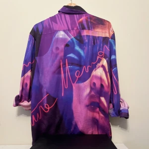 Limitation skjorta - Tjena, säljer nu denna exklusiva limitation skjortan. Tröjan är gjord på 100% viscose och är därför oerhört skön. Inköpt från Nk göteborg för 3799kr. Cond 9,5/10. Vid frågor eller funderingar tveka inte på att höra av er// mvh märkeskläder outlett 