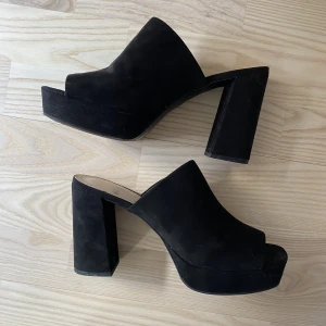 Svarta Klackskor Mules H&M - Snygga och sköna klackar från H&M som är använda 1-2 ggr men som nu säljs pga jag har för många skor! Storlek 39 men passar även mig som använder 38. Klackhöjd 10 cm🩶