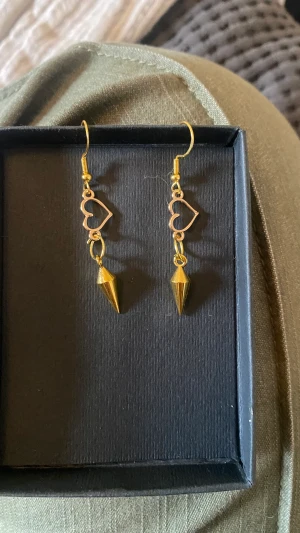 Egengjorda örhängen  - Superfina egengjorda örhängen i guld med ett hjärta och en nit❤️99kr gör ett sätt❤️