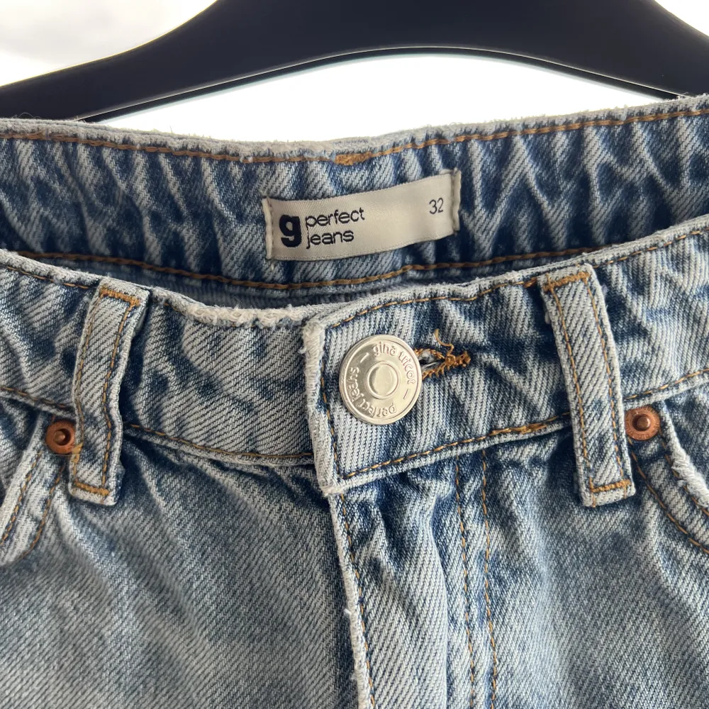 Super snygga jeans från Gina 😍😍  Använda några gånger, men nästan som ny skick 😍  Säljer då dom är för små för mig nu!  Storlek: 32 . Jeans & Byxor.