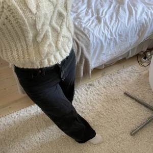 Svarta Jeans - Säljer nu mina svarta jeans från monki! (Säljer även toppen) Benen är vida och har en total läng på ca 100cm och innerbensmått på ca 75cm. Står storlek 24, passar mig som bär 32-34, dvs xs typ. Pris går att diskutera! Kan skicka fler bilder privat🤗💞