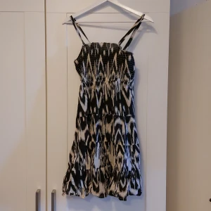 Klänning  - Härlig sommarklänning perfekt för stranden! Avtagbara axelremmar. 