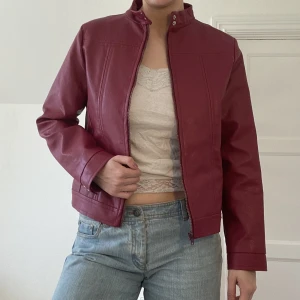 Röd läderjacka - Storlek M. Inga defekter. Äkta läderjacka/skinnjacka. Märke, massimodutti vintage.