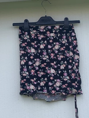 Kjol  - Denna fina kjol är justerbar i längden (bild 2) vilket gör att den passar många. 