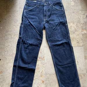 Säljer dessa fina carpenter jeans från Levi’s. Snygga om du gillar en ”loose” stil!   Raka och lite baggy. Fint skick förutom defekten på höger byxben nedtill. Dock ingenting som förstör looken!  Skriv för frågor, pris kan diskuteras vid snabb affär!🔥