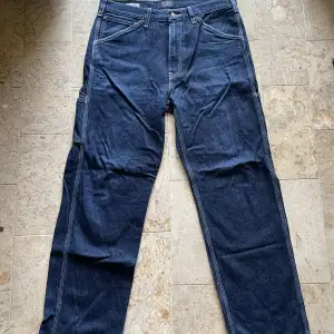 Säljer dessa fina carpenter jeans från Levi’s. Snygga om du gillar en ”loose” stil!   Raka och lite baggy. Fint skick förutom defekten på höger byxben nedtill. Dock ingenting som förstör looken!  Skriv för frågor, pris kan diskuteras vid snabb affär!🔥