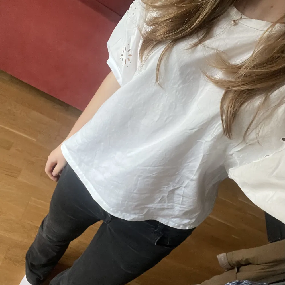 Söt vit t-shirt med puffärm från Zara. Använt fåtal ggr❣️🙌🏻. T-shirts.