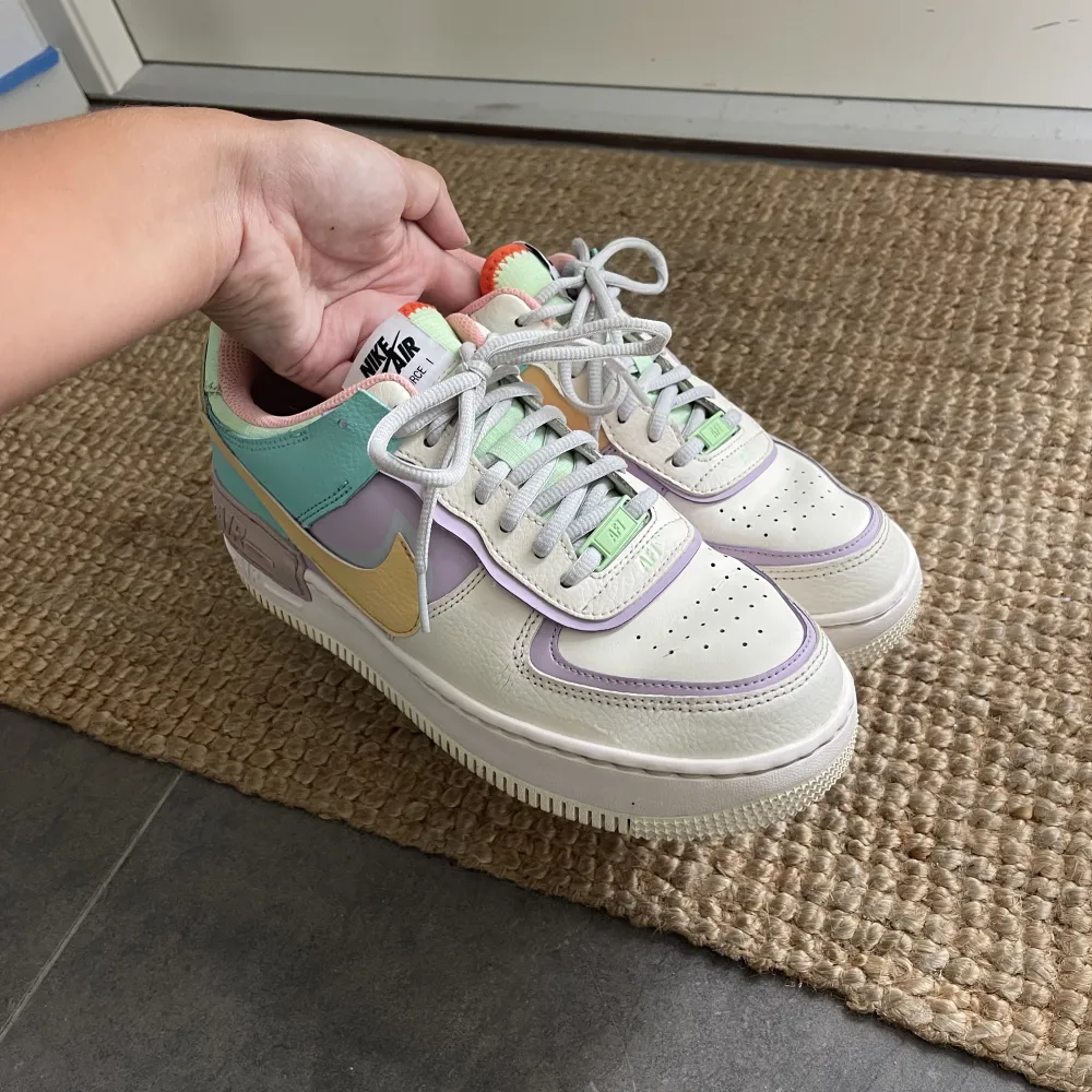 Limited edition Nike Air Force 1 pastell färgade. Supersnygga men säljer pga att dem bara står på skohyllan. Använda 2-3 ggr. Original pris: 1500kr. Skor.