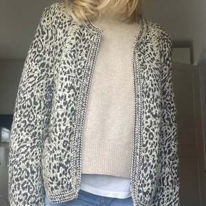 Leopard jacka  - En såå cool, unik leopard jacka!!! Jätteskönt material också💕