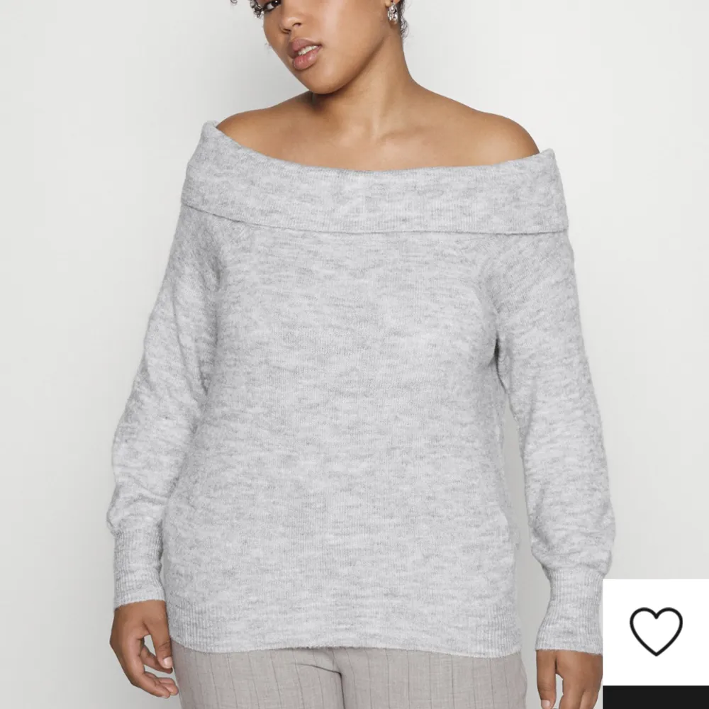 Säljer den här tröjan för den är för stor tyvärr, aldrig användt den bara testat. Kan inte skicka bilder när den är på eftersom den är för stor på mig. Jätte fin tröja som är off shoulder! Köptes för 300kr online ❤️. köparen står för frakten📦. Stickat.