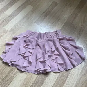 Volang kjol från H&m i storlek 34