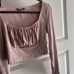 Topp - Topp som är rosa/beige! Aldrig använd storlek L men passar s och m också skulle jag säga! Fint skick inga defekter🩷💘