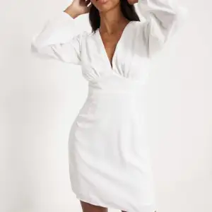 Säljer denna vita klänningen från Nelly💞aldrig använd pga fel storlek. Lappen sitter kvar. Skriv för egna bilder!