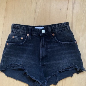 Jeans shorts - Svarta jeans short från zara som är super snygga💓Väldigt bekväma och inga defekter, passar även storlek 34. Skicka för fler frågor!!💓💓