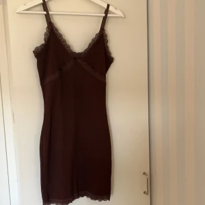 Brun klänning - Supersöt klänning från hm, använd fåtal tillfällen 