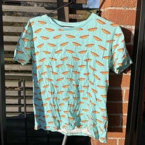 Korvtröja  - Ljusblå t-shirt med korvtryck, från Biltema. Storlek S. Säljes i befintligt skick.