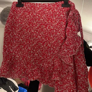 volangkjol  - Super söt och fin volangkjol ifrån shein bara använd nån enstaka gång!❤️