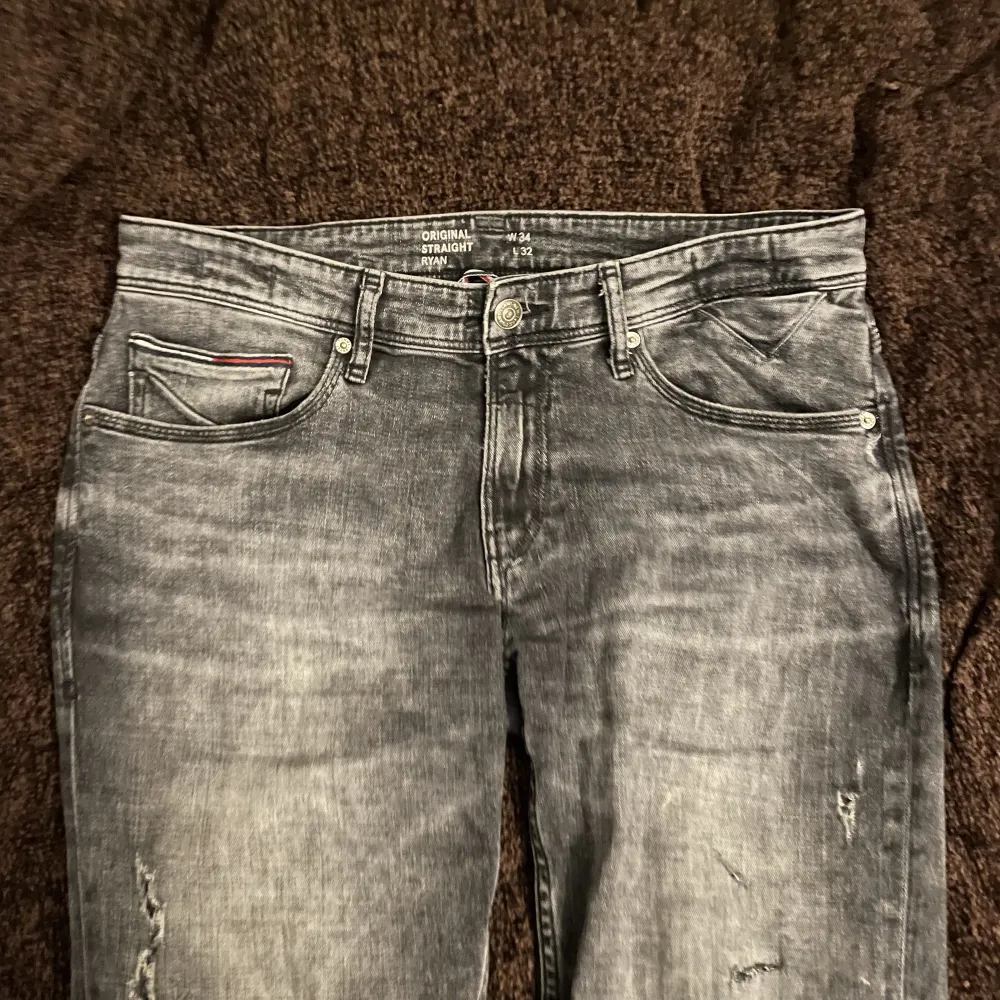 Suger snygga gråa jeans som är lite “distressed” (fråga för närbild). Köpte second hand för något år sedan. Älskar men är lite för stora för mig. . Jeans & Byxor.