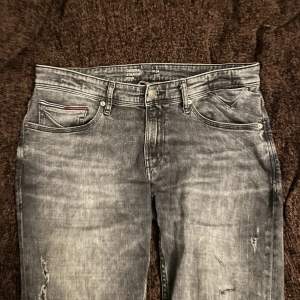 Suger snygga gråa jeans som är lite “distressed” (fråga för närbild). Köpte second hand för något år sedan. Älskar men är lite för stora för mig. 