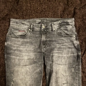 Gråa jeans - Suger snygga gråa jeans som är lite “distressed” (fråga för närbild). Köpte second hand för något år sedan. Älskar men är lite för stora för mig. 