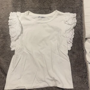 Topp från Zara - Säljer denna super fina topp från Zara😍😍