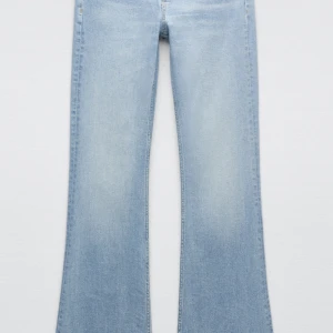 Jeans zara - Säljer dessa superfina jeans ifrån zara som är slutsålda i storlek 34 och 32, de är lite slitna vid hälen men inget hål eller någat man tänker på💕🙌🏻 pris kan diskuteras 