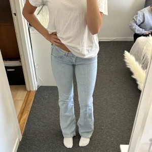 Ljusblåa jeans  - Super fina lågmidjade jeans från HM som bara inte kommit till användning där av väldigt fint skick. Nypris 300kr Jag är 165 och det är storlek S💕 (köparn står för frakten)