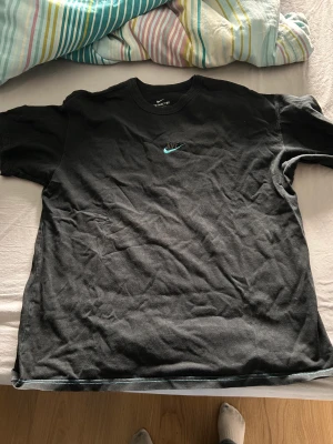 Nike T-shirt - Säljer min nästan oanvända Nike tröja eftersom att den är för stor. Skicket är 10/10 den behöver bara strykas till lite😊(det kan jag lösa) Nypris var 499kr Hör av dig vid intresse eller fler frågor🙏