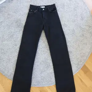 Ett par svarta haigh waist straight keg jeans från bershka💕