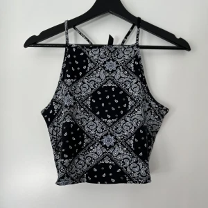 Blandade mönstrade toppar  - Blandade mönstrade toppar 30:- styck. 