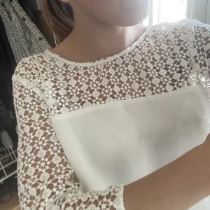 Vit blus. - Supersnygg vit blus. Väldigt somrig och fin när man blir lite brun. 