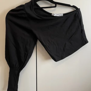 Nakd topp - One shoulder topp från NA-KD, storlek XXS men passar XS 