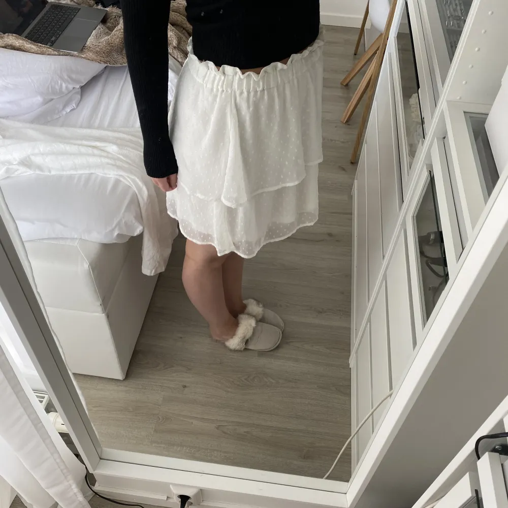 Superfin kjol perfekt till sommaren! Använd varsamt och är i mycket bra skicka, från hm men säljs inte längre🤍. Kjolar.