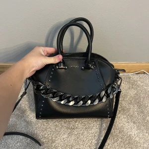 Väska - Jättefin svart väska med silver nitar  från ALDO! Säljer då jag knappast användt denna. Inga defekter o helt i nyskick. Pris kan diskuteras. 